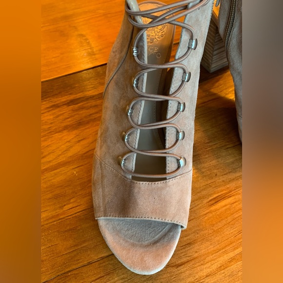 Vince Camuto shoes. Size 9.5. - Picture 6 of 10